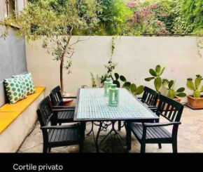 OLI-OLI HOUSE CITY CENTER, TWO ADJACENT HOUSE X11 people,DOUBLE KITCHEN, COURTYARD,